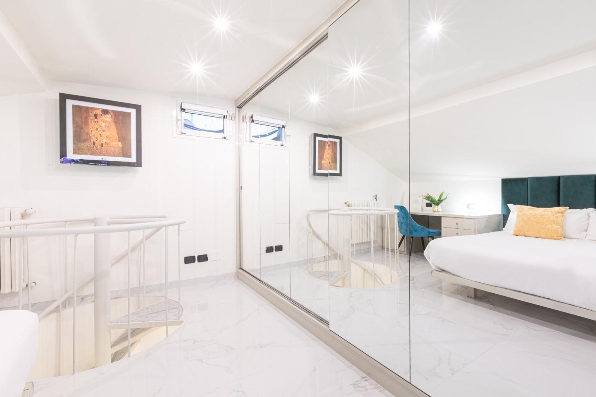 Monte Napoleone Split-Level Terrace Apartment - Top Collection มิลาน ภายนอก รูปภาพ