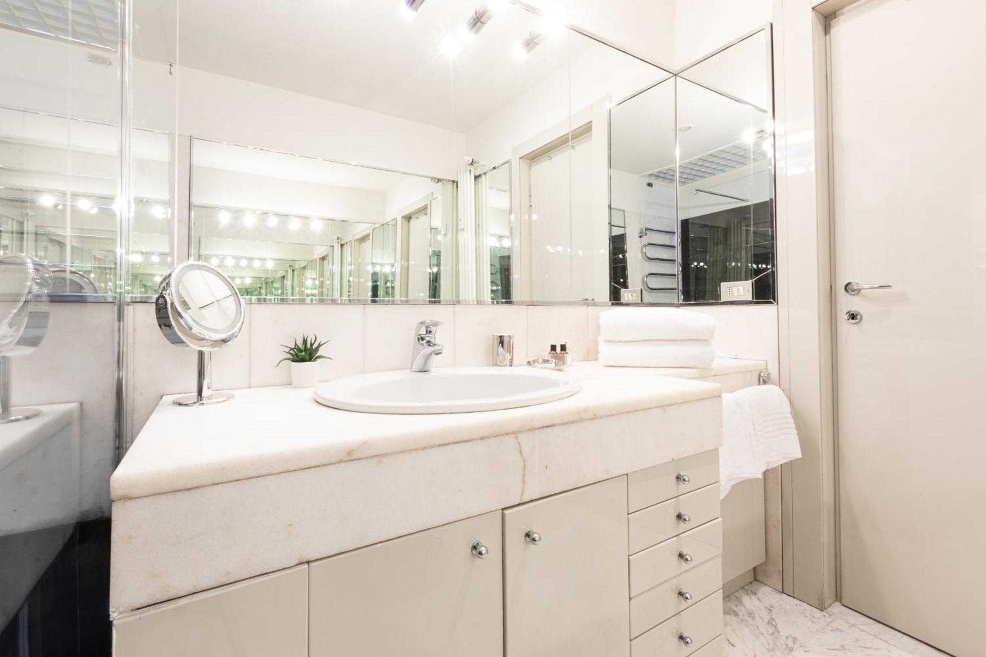 Monte Napoleone Split-Level Terrace Apartment - Top Collection มิลาน ภายนอก รูปภาพ